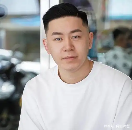 很多男生都希望把自己的发型换一换,让自己既可以保持清爽的造型,同时