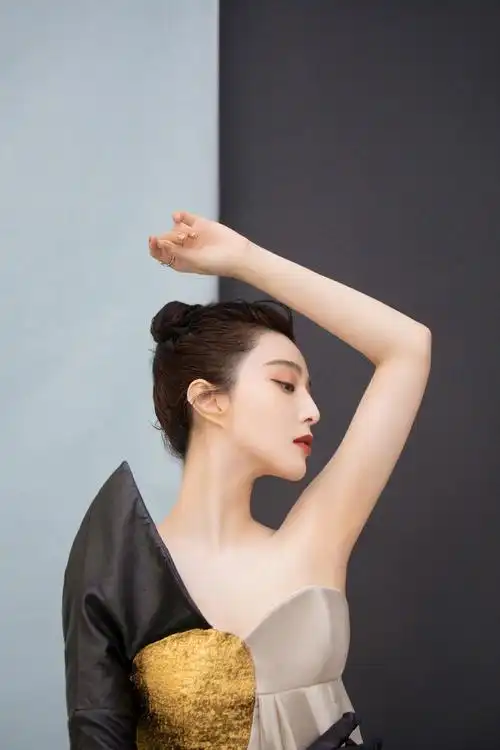 范冰冰身着ronaldvanderkemp高定礼服上阵独特的剪裁设计