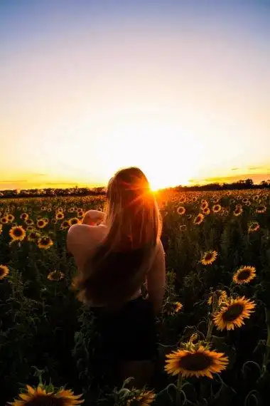 花海撑伞美女图片