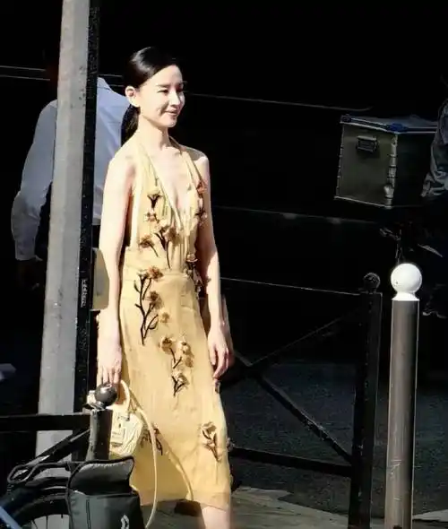 看看如此真实的颖儿和童瑶,原来岁月里也会在她们的身上留下痕迹,作为