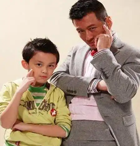 【图】吴磊爸爸照片曝光 不仅颜值高还是学霸