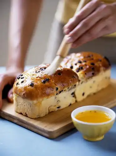 点心,面包,西方人,手,一个人,站,竖图,俯视,室内,特写,白天,桌面,桌子