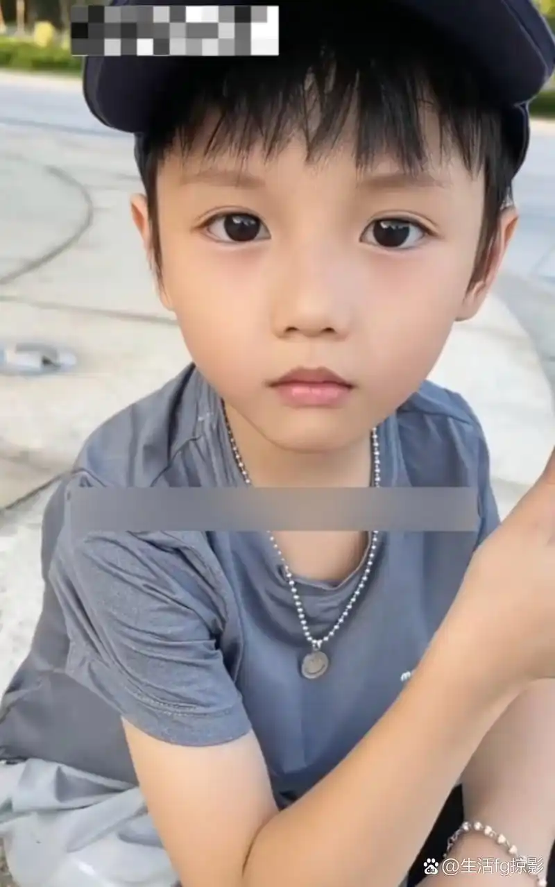 赵丽颖五岁萌娃近照惊艳亮相,小家伙完美继承了爸爸的高大基因,一双大