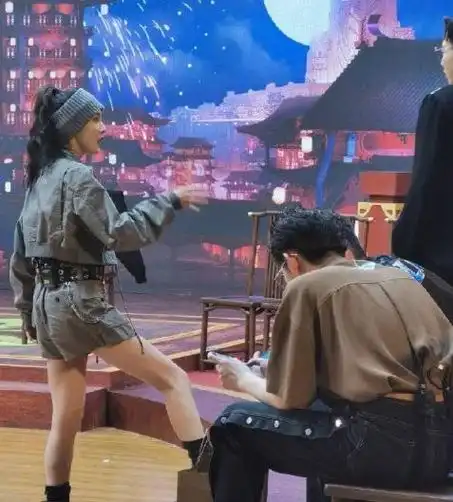 杨幂与张翰录制节目戴宽发带穿连体裤太帅气大秀美腿真养眼