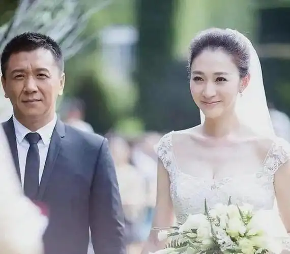 在婚礼现场,徐佳宁宣布将斥资5亿支持李小冉的影视事业,这一幕让