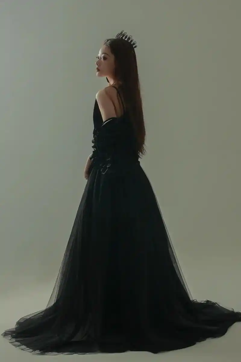 晚礼服写真杂志感封面女主