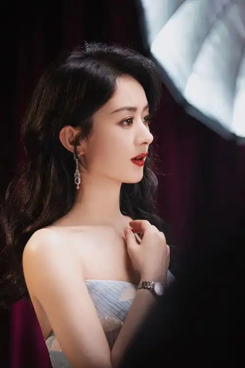 赵丽颖工作室发布一组广告拍摄花絮侧颜优越笑容温柔