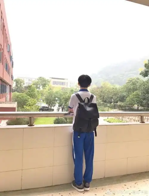 易烊千玺高三入学 感慨再也找不到当年的秘制滤镜