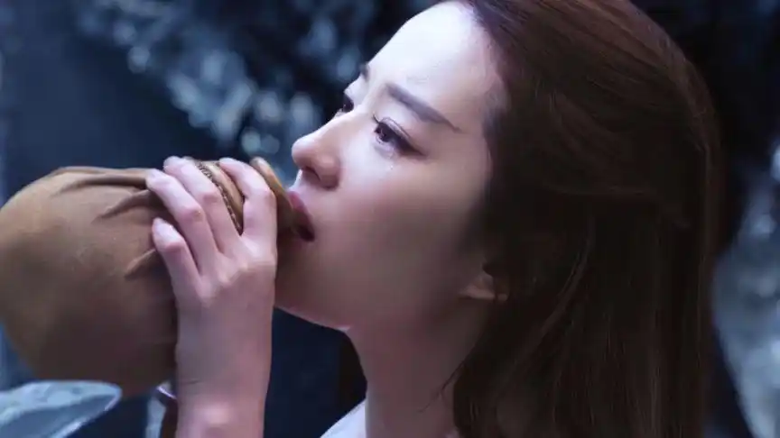 神仙便也是这样喝酒的吧!#刘亦菲