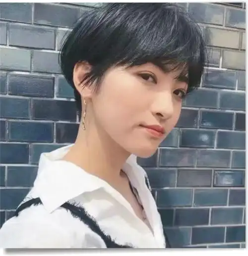 还有一类中性风的发型是男女通用吗,比如上图中这款发型,可以说是不分