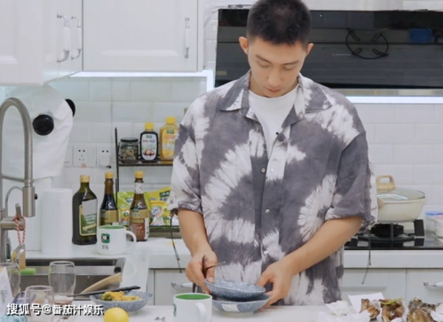 陈学冬晚上抱狗同睡,称狗的脚有点臭,黄景瑜:不一般