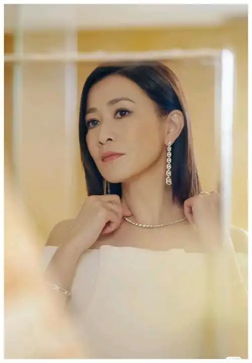 能够看到佘诗曼展现的勇于尝试和追求新鲜的态度,也能够在生活中积极