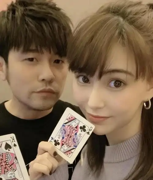 回顾昆凌嫁大14岁歌手周杰伦婚后连生三胎今一家五口其乐融融