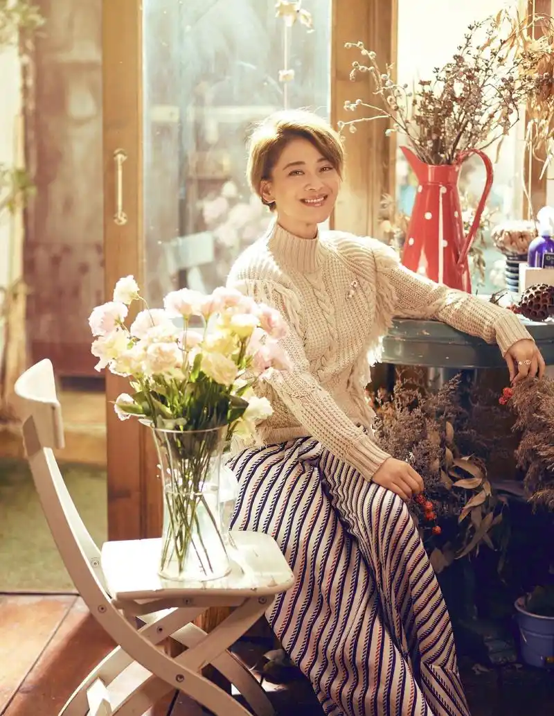 梅婷时尚逆袭:48岁新造型年轻10岁背后的秘密 近期,梅婷的波波头短发