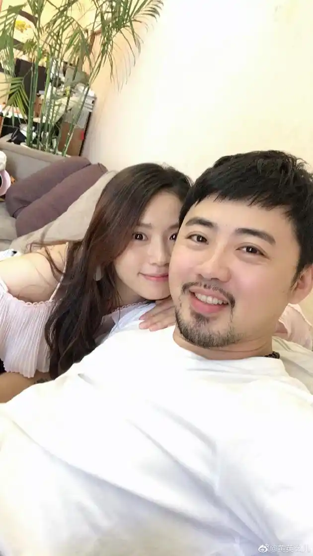 歌手黄英庆与曹帅相识十年纪念日高调告白老公