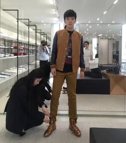 仝卓失控之前早在戛纳和时装周都秀过一遍了