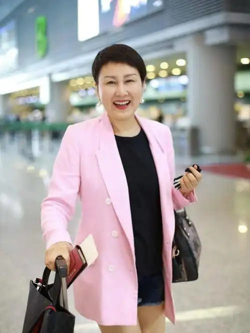 张凯丽55岁美出新天际,唇红齿白气色好,短裤秀出好身段