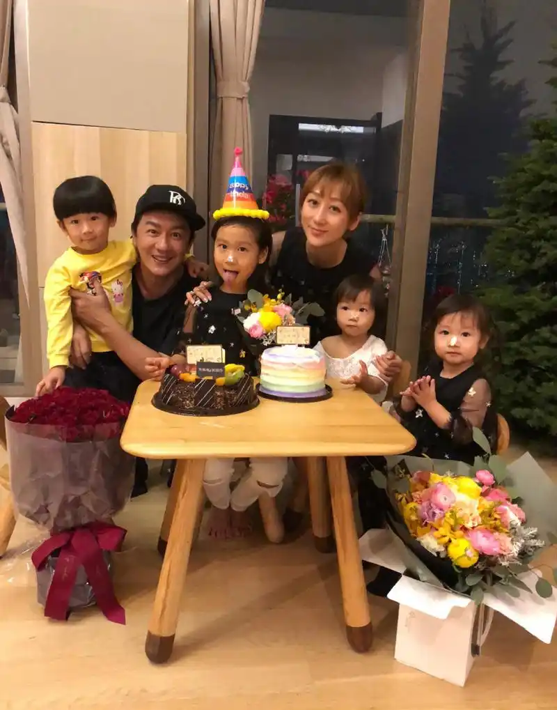 陈浩民妻子首晒一家六口照,画面超温馨