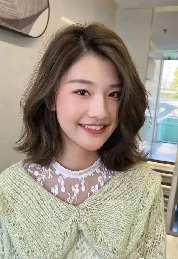 圆脸适合的发型.今日烫发已安排.聚会一定要换个美美的发型呀. - 抖音