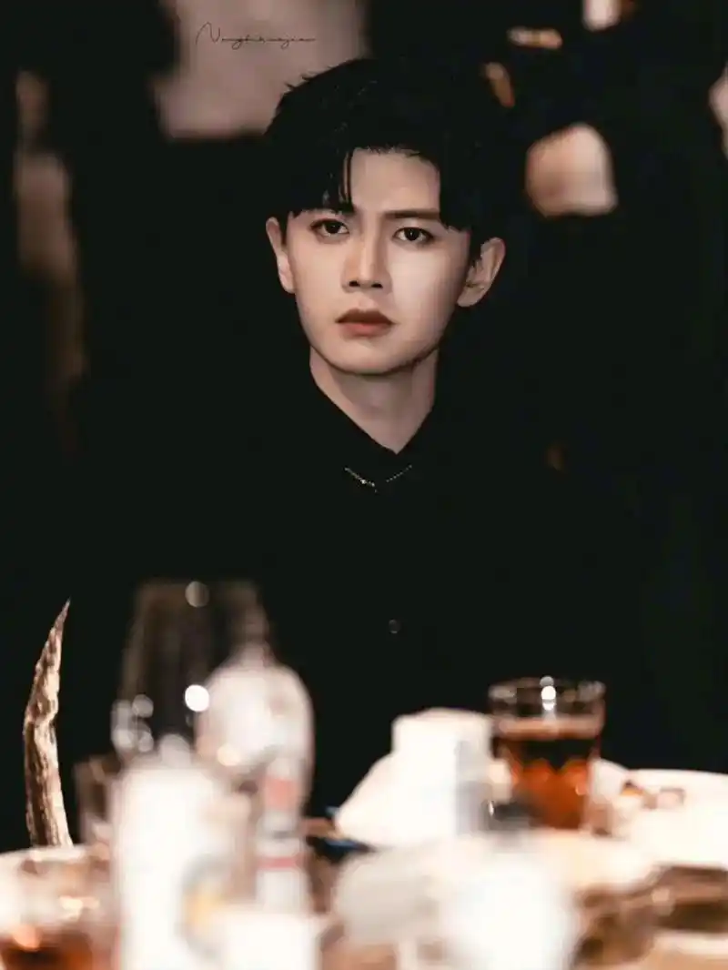 眼神开车,喉结挂挡,这还真不是虚传,任嘉伦真的有一种贵公子的感觉!