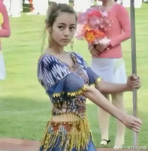 上举牌的照片    当时的迪丽热巴只有17岁,正在东北师范大学读预科班