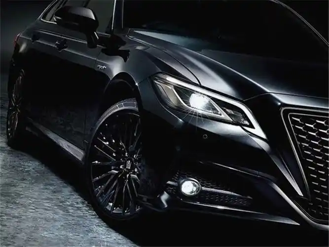 2021款丰田皇冠亮相熏黑中网32万起售可惜国内不造了