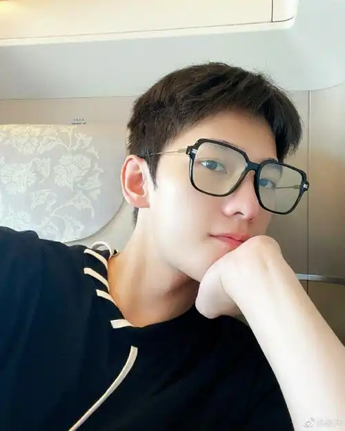 杨洋戴黑框眼镜自拍书生气十足素颜优越帅气难挡