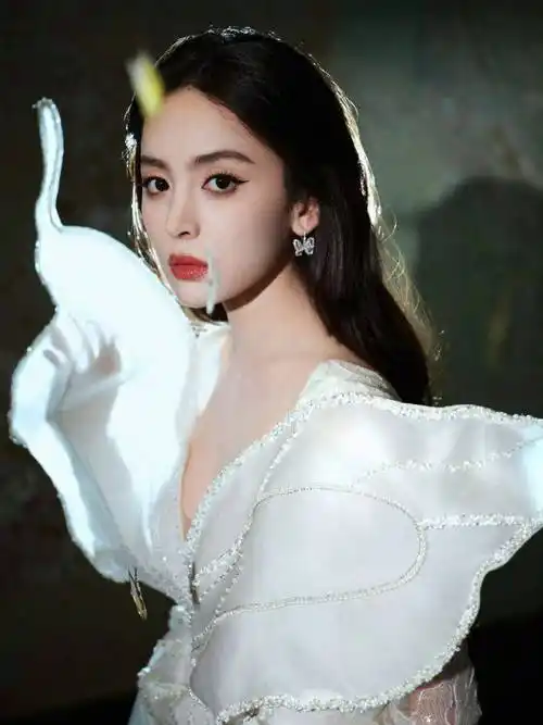 尖叫之夜女明星怼脸生图:杨幂脸型崎岖,刘诗诗皱纹深,金晨秃了_盛宴