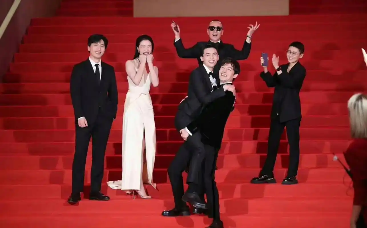 6月9日,胡歌和吴磊双双登上热搜,原来两人在宣传电影的时候,在拍照