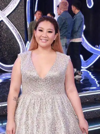 郑欣宜背头造型实现重量级抢镜 看胖脸女明星如