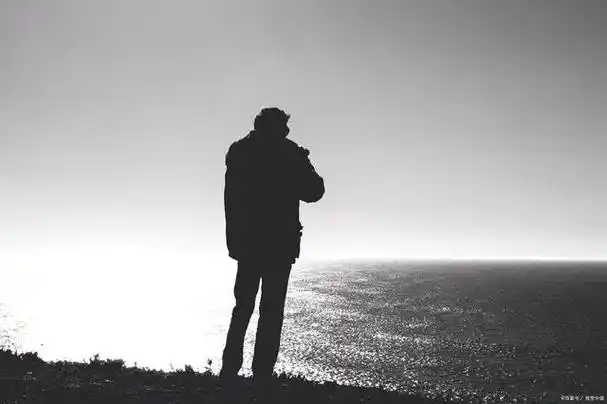 里的孤独:伤感男网名的情感密码