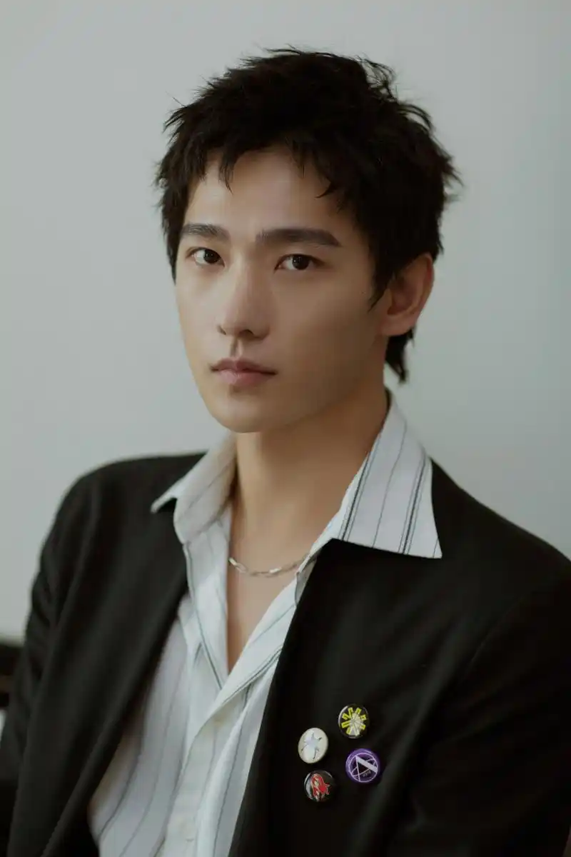 杨洋#今日现身东方卫视夏季赏新会,经典搭配黑白交织勾勒质感与层次