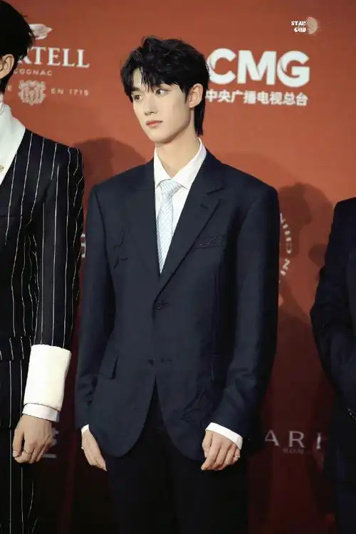 丁程鑫黑西装造型两宫格