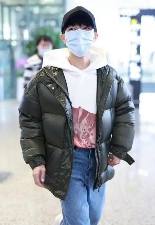 周深钟爱的白卫衣有多好搭配大衣夹克都好穿不显身材有少年感