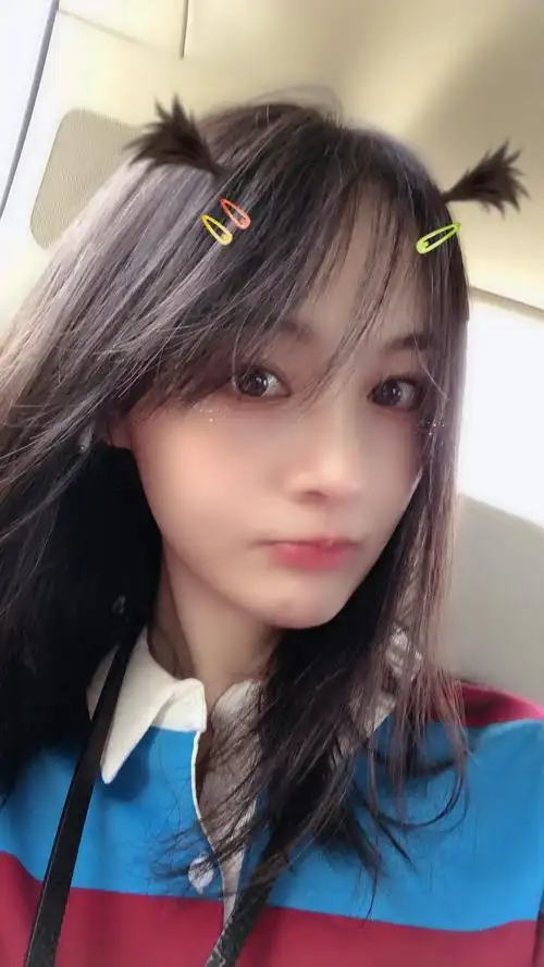 郑爽罕见晒特写自拍感慨有滤镜真可以