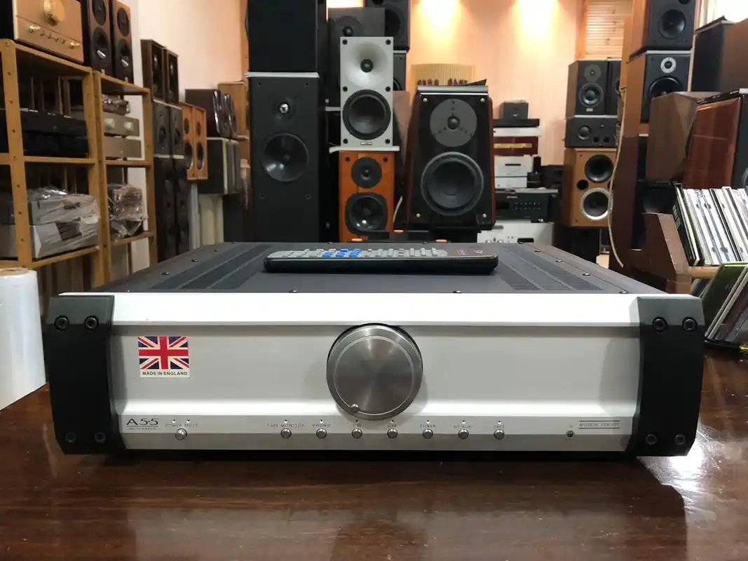 英国音乐传真 a5.5 合并功放,功放功率有每声道250w/ - 抖音