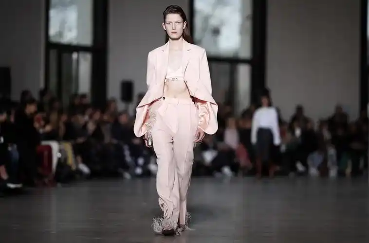 巴黎时装周cedriccharlier品牌时装秀