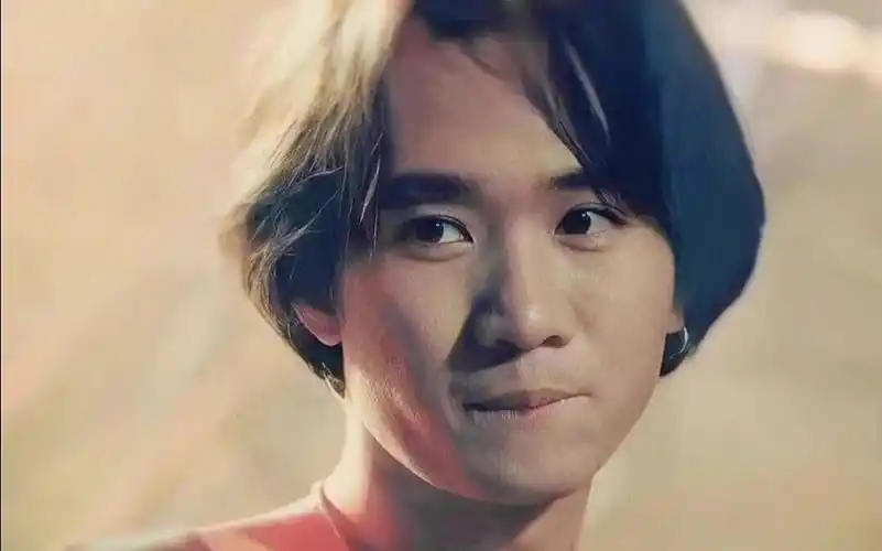 可爱不失霸气的二哥,好爱#有一种情怀叫beyond #怀念黄家驹 萌驹三