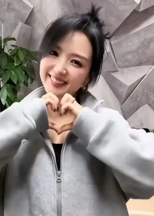 38岁何洁自信晒怼脸自拍夸张戒指锁骨链抢镜朋克造型又美又飒