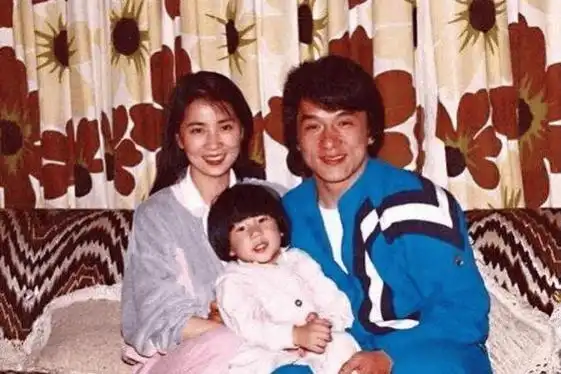 70岁成龙:身家25亿还在拍打戏,财产留给儿子,女儿一分没有