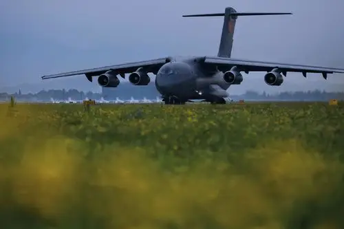 运-20高分辨率海报,展现战略运输机的细节与技术,制造业的进步