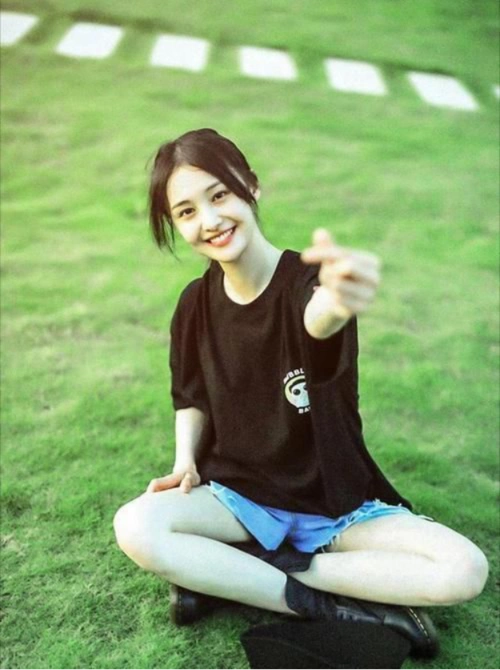 最近火了一种穿法,叫"上身保守,下身放纵",郑爽都上头了