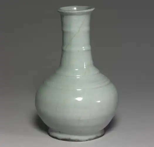 南宋官窑青瓷弦纹瓶正面台北故宫博物院馆藏