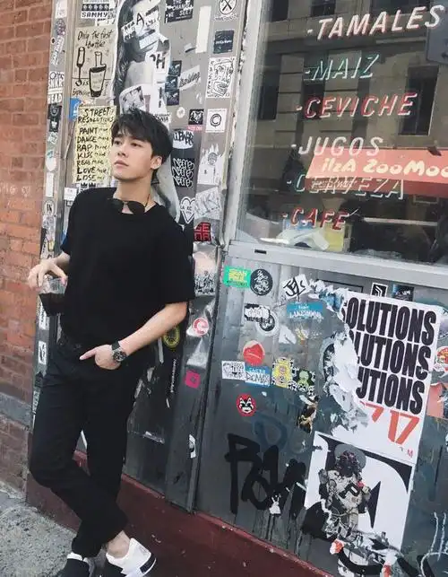 才因白皙长腿上热搜李易峰古驰校服嘟嘴又卖萌粉丝该疯狂了