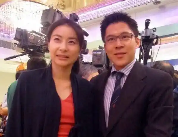 奥运会结束后,霍启刚便带着郭晶晶出了国,此行的目的是为了庆祝郭晶晶