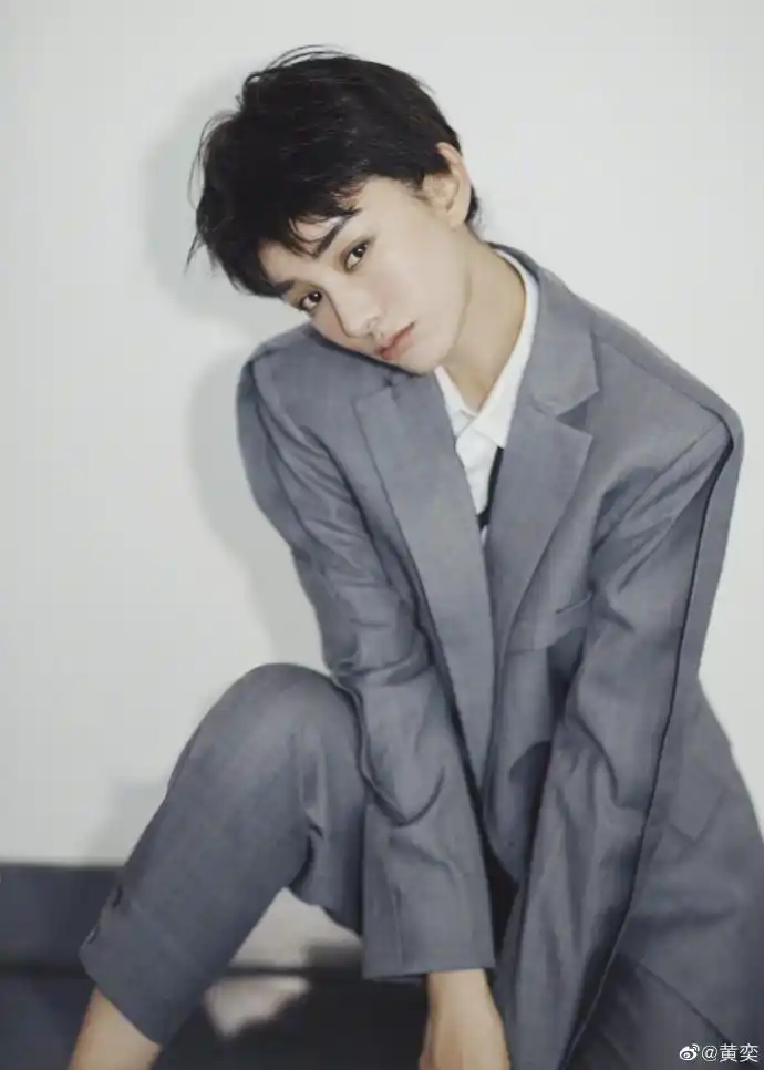 黄奕穿灰色西装酷飒干练短发造型帅气满分