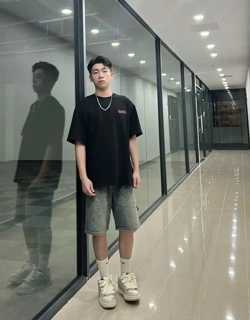 在小小花园里挖呀挖呀挖,谁家有花园去挖90#185大帅哥 #普通男孩