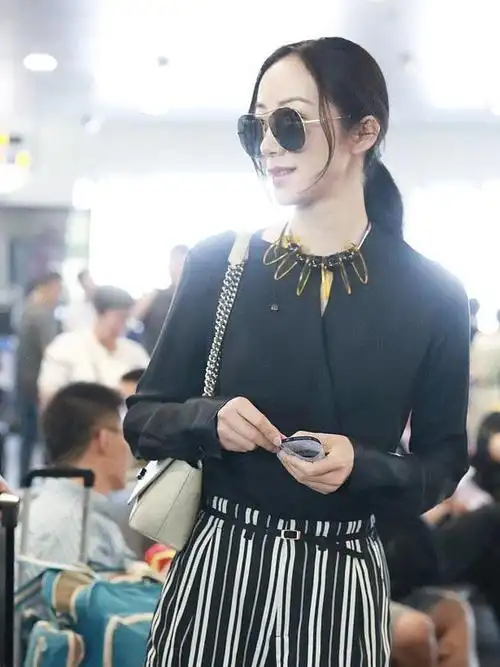 36岁韩雪伪素颜堪比少女,穿黑衣配条纹短裤优雅时髦,这气质真好