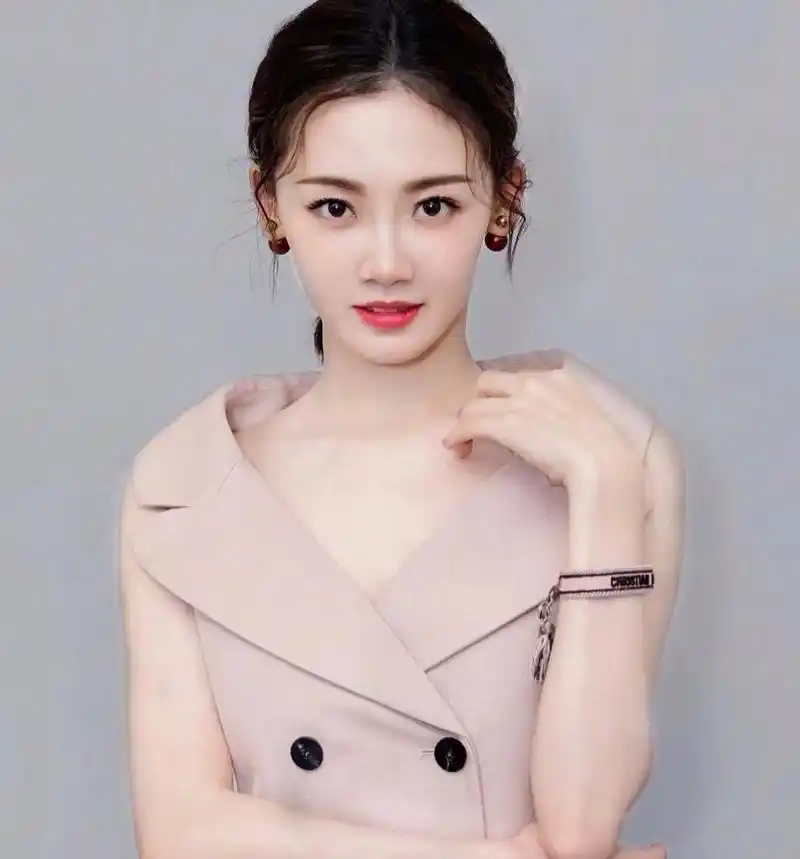 郑恺与苗苗在婚姻和时光里成长 郑恺38岁身高178,苗苗36岁身高168,两