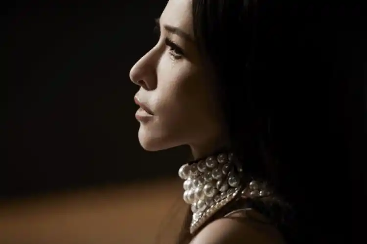 elva 萧亚轩加盟华纳音乐首支单曲《爱没有错》11/3正式上架_首歌